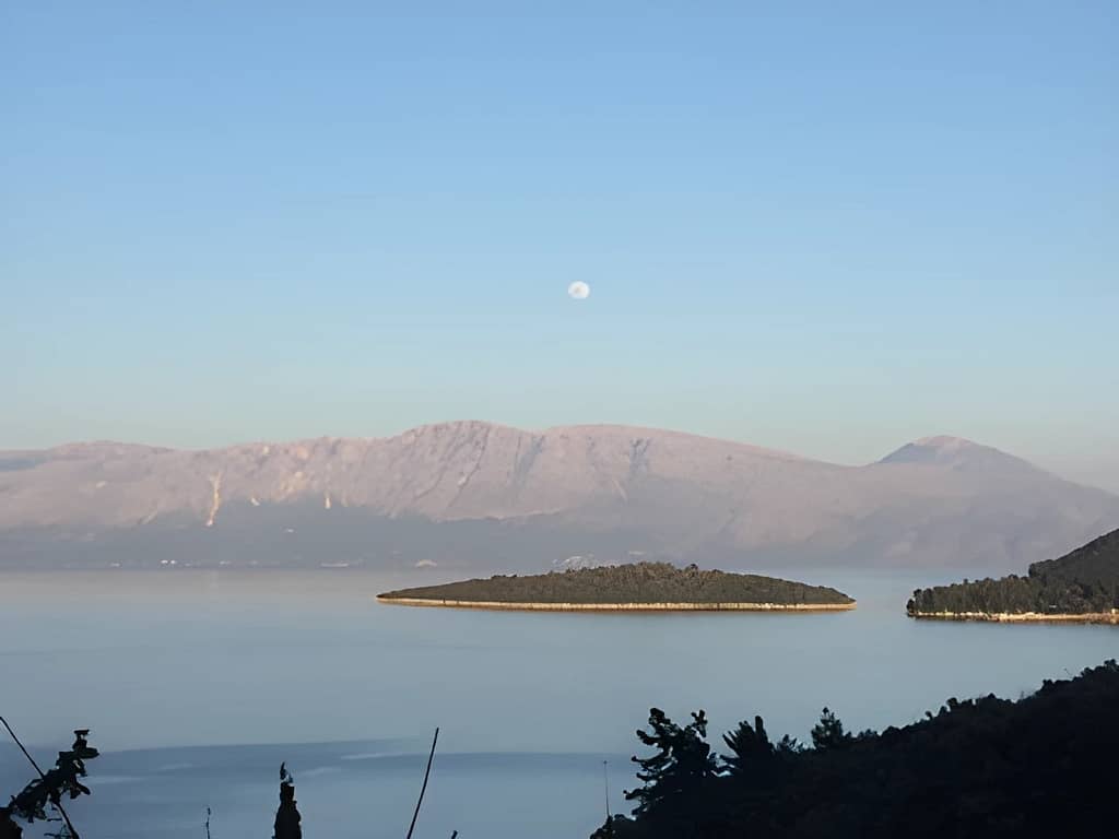 La luna cala sul versante occidentale dell'Etolo Akarnania, offrendo uno spettacolo unico delle Isole del Principe, una vista che racconta storie di navigazione e tradizioni