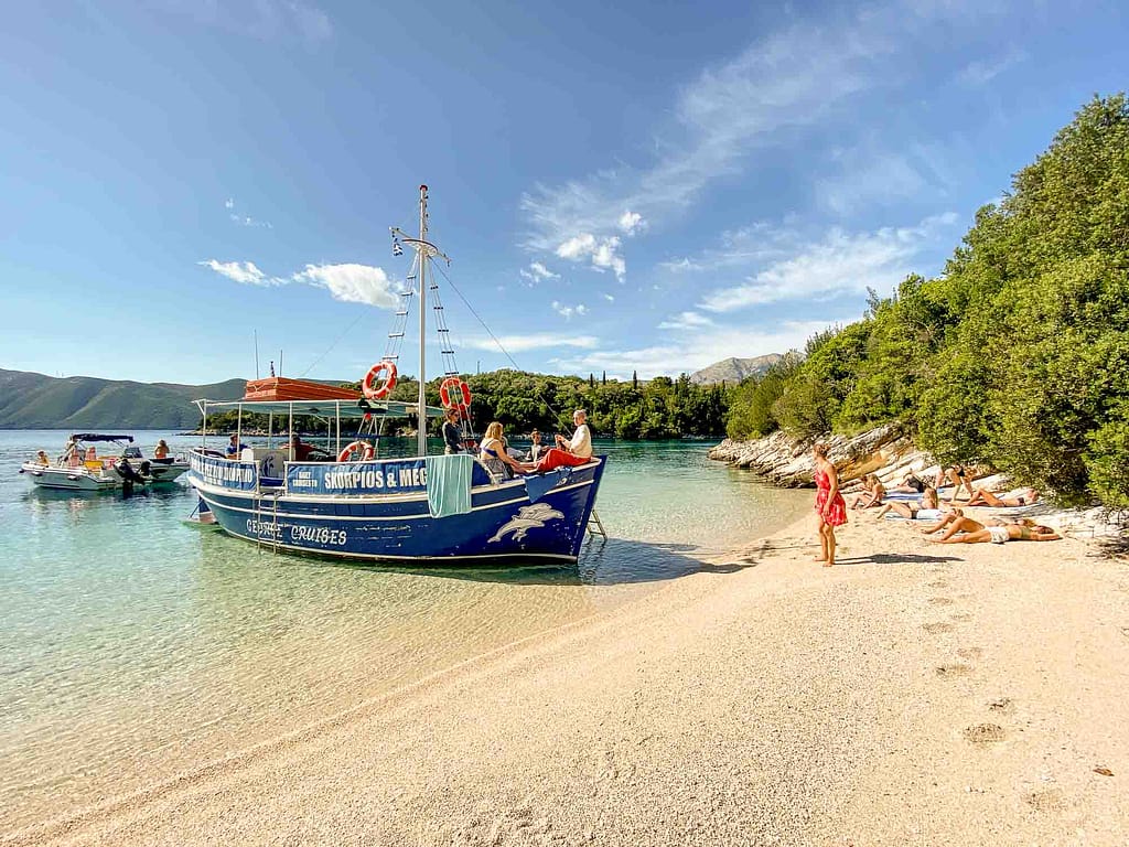 Una giornata alla scoperta delle spiagge circostanti, esplorando le meraviglie naturali di Lefkada, con acque cristalline e paesaggi mozzafiato che invitano al relax e all'avventura.