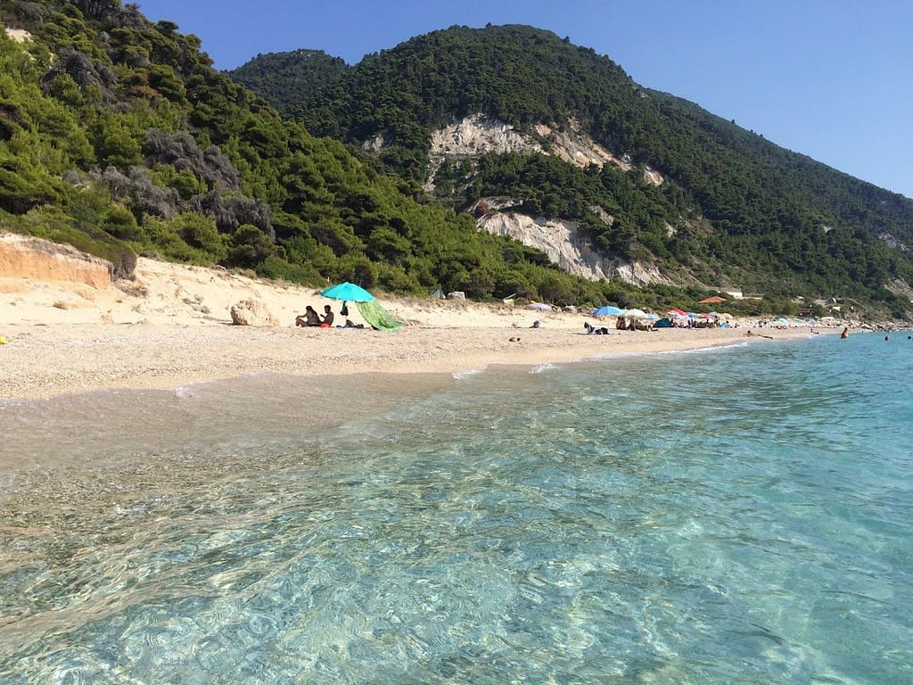 Pefkoulia Beach, orlata da una pineta, è l'unica spiaggia di Lefkada dedicata ai naturisti.