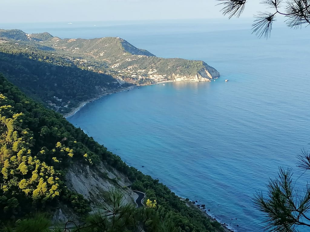 Vista mozzafiato di Agios Nikitas, catturata da un punto panoramico lungo il percorso, che mostra la bellezza autentica e incontaminata di questo angolo di Lefkada, senza l'uso di ritocchi fotografici.