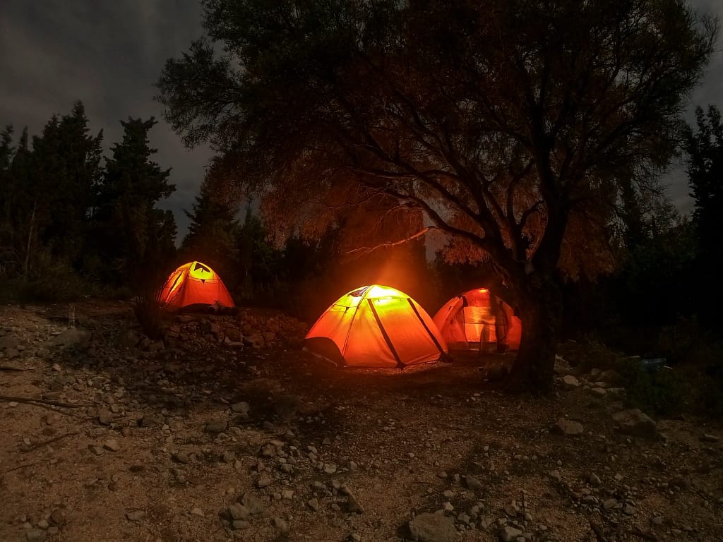 Il campeggio nautico a Porto Leone, Kalamos, dove i partecipanti al tour in kayak trascorrono la seconda notte, circondati dalla natura.