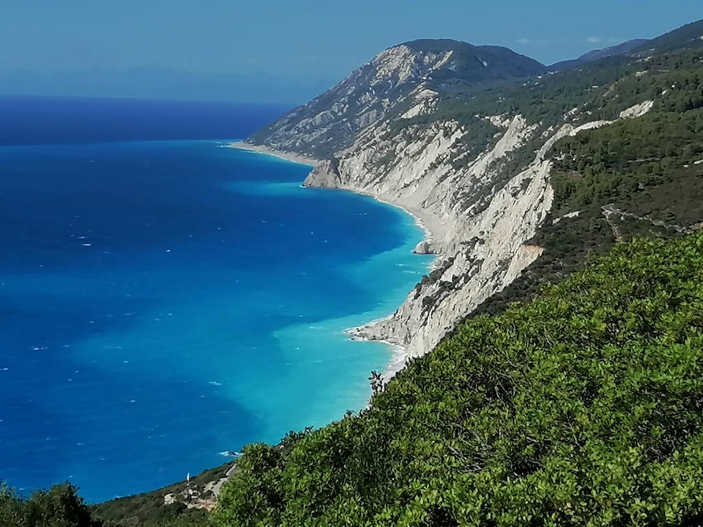 La costa orientale di Lefkada, con le sue sfumature uniche e i paesaggi spettacolari, una vista che evidenzia la bellezza naturale dell'isola.