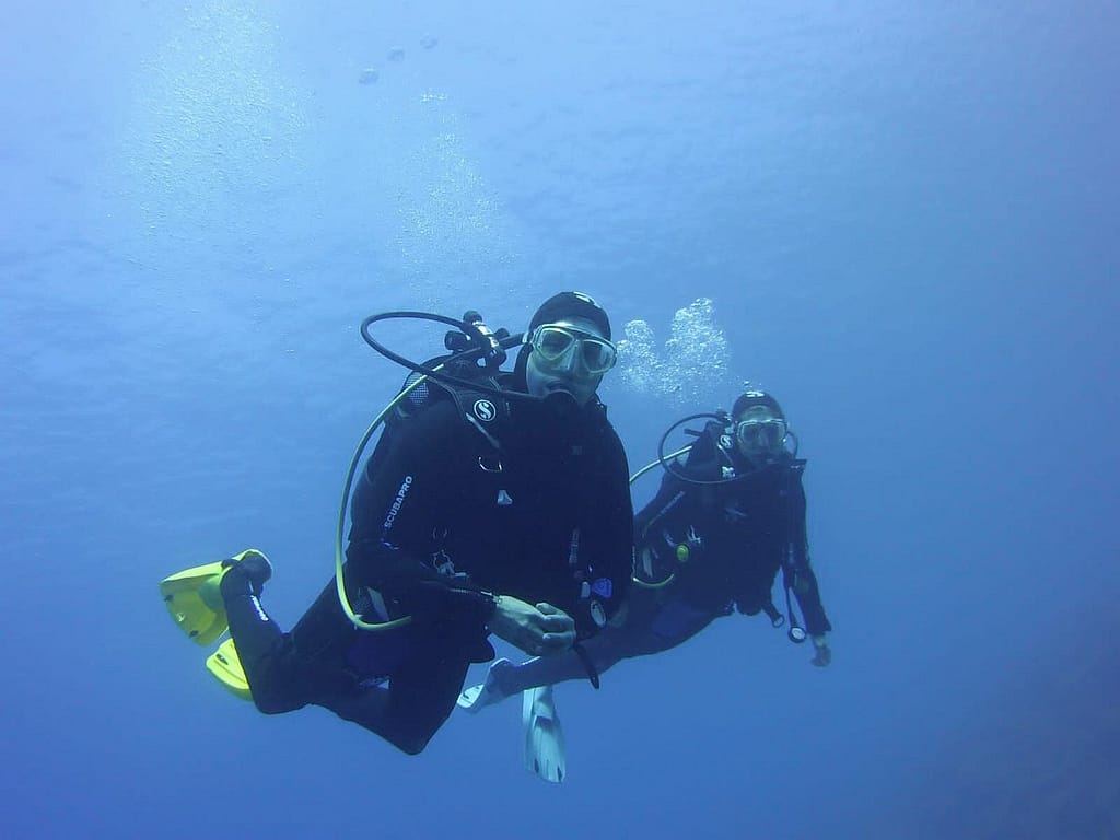 Christos, istruttore del Lefkas Diving Center, affianca una studentessa durante un corso di diving a Lefkada, mostrando l'approccio professionale e personalizzato.