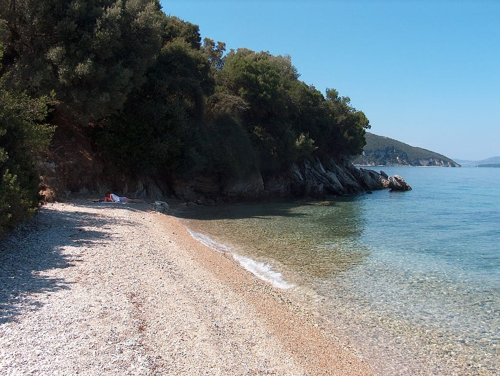 Vista della spiaggia di Fteri, caratterizzata da acque cristalline e litorale incontaminato sulla costa orientale di Lefkada.