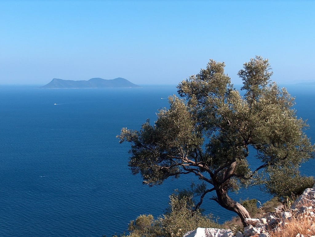 Atokos, la perla nascosta nel Mar Ionio vista da Poros, Lefkada.