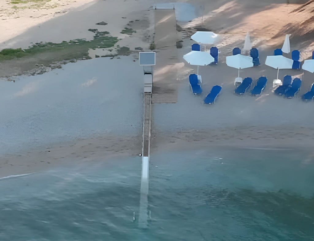 Vista dall’alto del Sea-Track, il dispositivo innovativo che facilita l’accesso al mare per persone con disabilità a Lygia Beach, Lefkada.