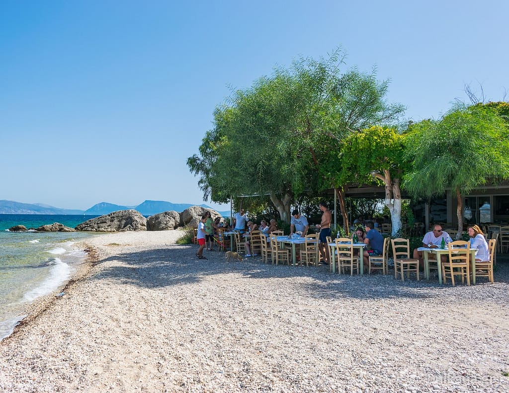 Ristorante tradizionale sulla spiaggia a Nikiana, ideale per gustare piatti locali con vista sul mare."