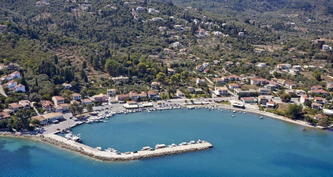 Panoramica del porto di Ligya dall'alto con il suo entroterra