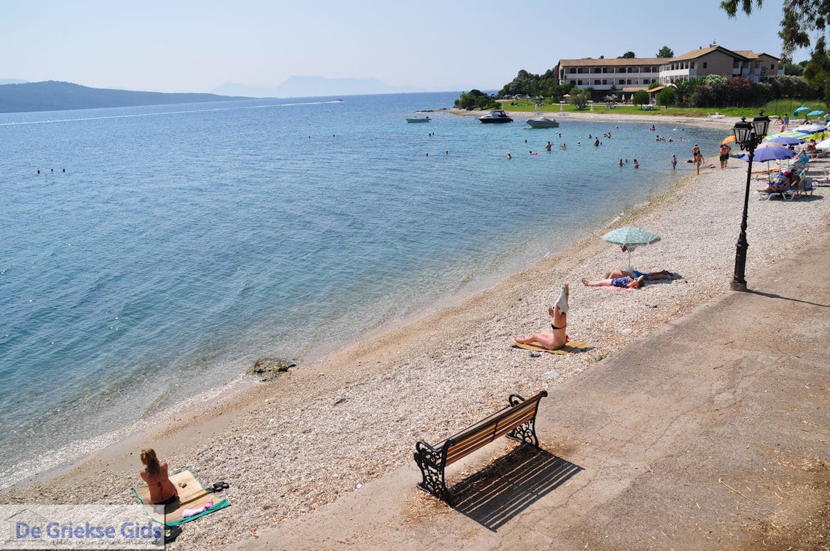 L'inizio della spiaggia principale di Ligya offre un ambiente tranquillo e accogliente, perfetto per chi cerca acque limpide e una natura rilassante.
