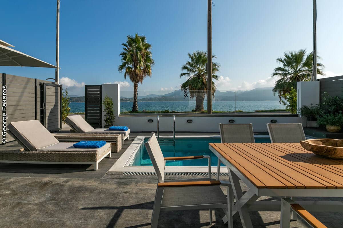 White Rock Apartments con piscina e vista mare