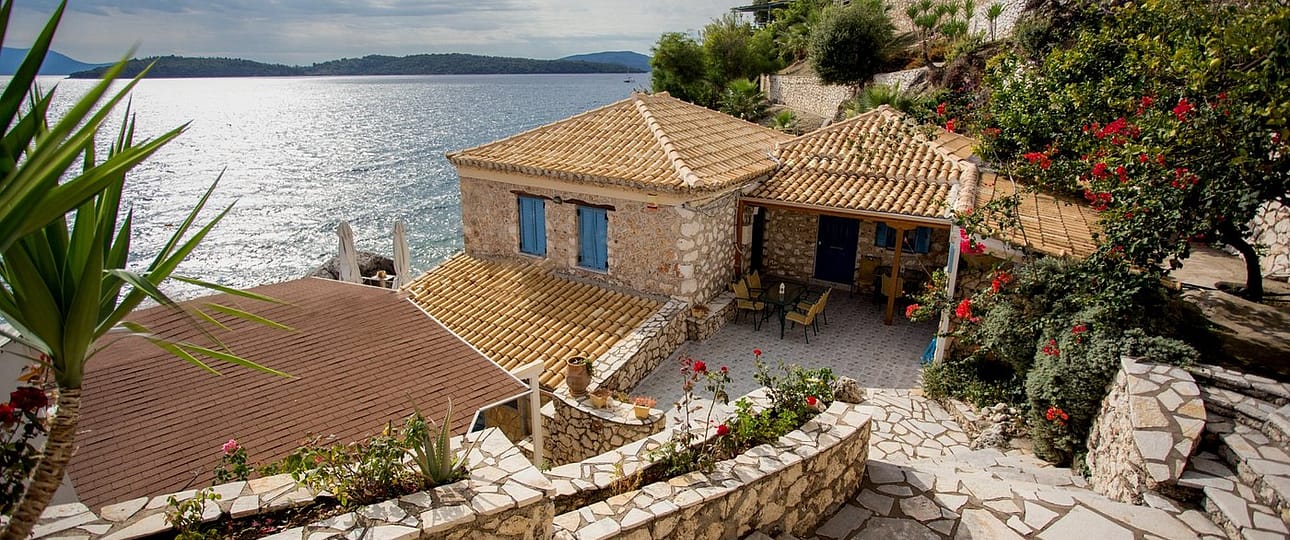 Scopri Sea Mansion Nikiana a Lefkada, una villa con vista mare perfetta per una vacanza di lusso a Nikiana. Prenota ora la tua esperienza unica!