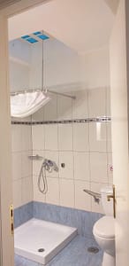 Bagno moderno con angolo doccia e decorazioni sobrie nel secondo alloggio di Casa Asteri, situato a Geni, Lefkada.