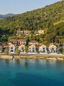 Immagine ripresa da un drone mostra le ville fronte mare, con gli esclusivi appartamenti White Rock, immerse in un contesto naturale unico