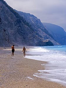 Spiaggia della costa ovest di Lefkada, facilmente raggiungibile da Ligya.