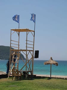 Postazione bagnino sulla spiaggia di Agios Ioannis, famosa per il kite surf e le sue acque ideali per gli sport acquatici.