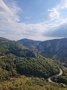 Strada sinuosa che da Kalambaka si inoltra tra le rocce di Meteora con i primi monasteri visibili sulle cime.