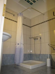 Il bagno con doccia Bagno con dccia di Casa Asteri.
