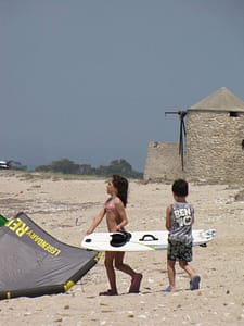 Giovani kitesurfisti ad Agios Ioannis, Milos Beach, in una giornata ideale per il vento.
