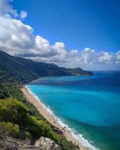 Vista di Pefkoulia Beach, con il suo mare dai toni blu intensi, simile alla tavolozza di un pittore cosmico.