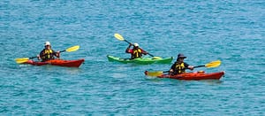 Scopri la bellezza naturale di Lefkada da una prospettiva unica con un'avventura in kayak nelle sue acque turchesi.