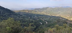 Panorama dell’entroterra verde di Lefkada, ripreso lungo il percorso verso la montagna più alta dell’isola.