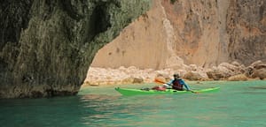 Avventurarsi in kayak lungo le coste di Lefkada è un'esperienza straordinaria, che ti permette di scoprire angoli nascosti e panorami naturali da una prospettiva unica.