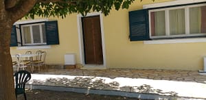 Casa Asteri Geni Lefkda veranda sul giardino Veranda di Casa Asteri a Geni, Lefkada, affacciata sul giardino immerso nel verde.