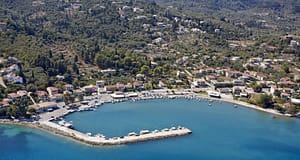 Panoramica del porto di Ligya dall'alto con il suo entroterra