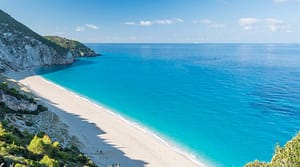 Milos Beach, la spiaggia più bella di Lefkada, raggiungibile a piedi attraverso un sentiero nella natura o in taxi boat dalla spiaggia di Agios Nikitas