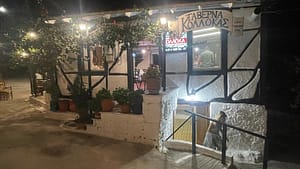 Taverna Kollokas a Katouna di notte - Atmosfera accogliente sotto le stelle