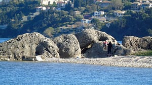 La tranquilla spiaggia di Nikiana, situata vicino al Lefkas Diving Center, con acque cristalline e paesaggio sereno, perfetta per le immersioni subacquee.