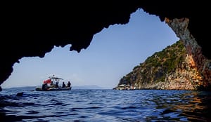 Subacquei in fase di preparazione prima dell'immersione alla Grotta Papanicolis, un'affascinante destinazione di immersione subacquea a Lefkada.