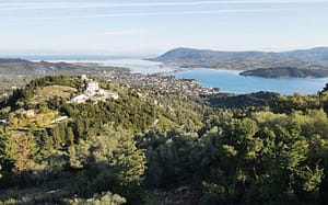 Vista da Katouna girata verso la costa, con il villaggio di Lygia a circa 3 km di distanza, e una panoramica della laguna che si estende fino al mare aperto.