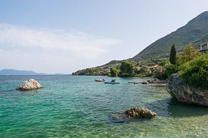 L'area privilegiata di Nikiana: Situata sulla costa est della splendida isola di Lefkada. Nikiana è una località che unisce bellezze naturali e comfort moderni. È qui che sorgono i due 5 stelle luxury hotel dell'isola e lo Ionian Hospitality Resort.