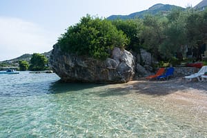 Spiaggia tranquilla e appartata nei pressi di Nikiana, ideale per relax e nuotate.