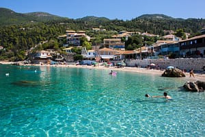 Agios Nikitas, un pittoresco paesino sulla costa occidentale di Lefkada, bagnato da acque incontaminate dai colori smeraldini.