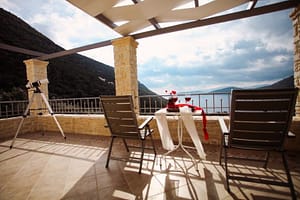 Angolo di una terrazza delle Ionian Diamond Villas con treppiede e telescopio, ideale per avvistamenti al largo della Baia di Rouda.