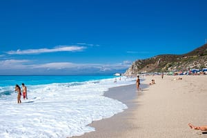 La spiaggia di Kathisma, situata subito dopo Milos, è una delle spiagge più belle di Lefkada e la meglio organizzata per i visitatori.