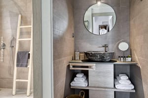 Dettaglio del bagno con doccia nei White Rock Apartments, arredato con eleganza.