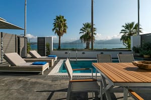 White Rock Apartments con piscina e vista mare