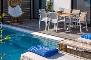 Dettagli della piscina e della tavola da pranzo esterna dei White Rock Apartments.