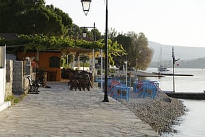 Lungomare di Ligya con ristoranti suggestivi e di alta qualità, affacciati sul mare.