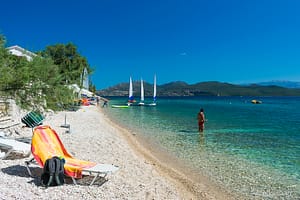 Noleggio di derive sulla spiaggia di Nikiana, un luogo sicuro e ideale per fare il bagno con bambini piccoli.