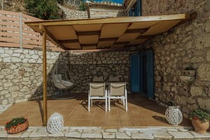 Pergola ombreggiata al Sea Mansion, dotata di tavolo per 4 persone e arredi da esterno ideali per cenare all'aperto.