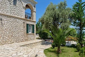 Un angolo del giardino di Villa Petra, curato e immerso nella natura, che offre un'atmosfera tranquilla e accogliente.