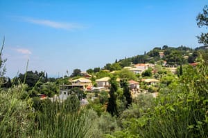 Vista panoramica di Vafkerì, un pittoresco villaggio tradizionale situato sulle alture sopra Nidri, Lefkada.