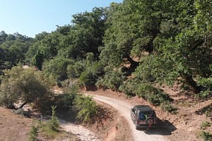 La jeep Land Rover Best 4x4 affronta i percorsi montuosi di Lefkada, offrendo agli avventurieri un'esperienza indimenticabile di 10 ore.