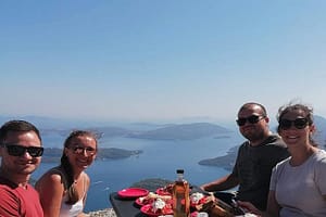 Tour 4x4 a Lefkada: raggiungendo il punto più alto della foresta di Skaros, con una vista spettacolare sulle Isole del Principe e una pausa aperitivo per rendere l'esperienza ancora più memorabile.