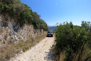 La Land Rover 4x4 di Giannis affronta strade impervie e inaccessibili per svelare i segreti nascosti di Lefkada. Un'avventura esclusiva riservata solo ai tuoi occhi!