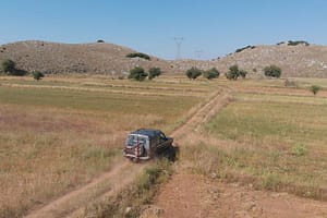 Il fuoristrada 4x4 di Giannis corre su un'ampia distesa a più di 1000 metri di altitudine, offrendo un'esperienza straordinaria sull'altopiano di Lefkada.